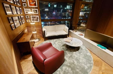 アストンマーティン銀座店内写真2